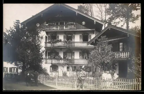 AK Tegernsee, Männer in Trachten vor einem Wohnhaus