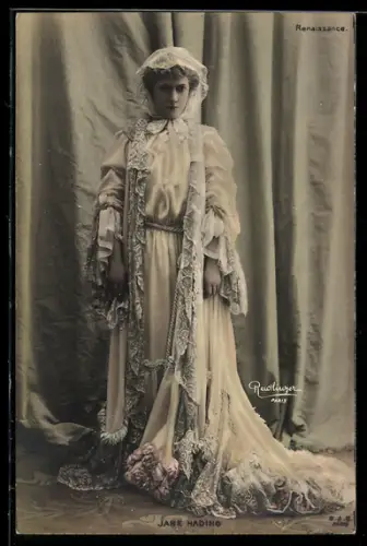 Foto-AK Atelier Reutlinger, Paris, Schauspielerin Jane Hading im Kleid vor einem Vorhang