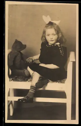 Foto-AK Kleines Mädchen mit ihrem Teddy
