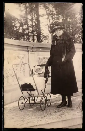 Foto-AK Mutter mit ihrem Baby im Kinderwagen