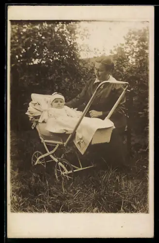 Foto-AK Frau mit ihrem Kind im Kinderwagen