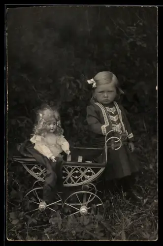 Foto-AK Mädchen mit ihrer Puppe in einem Kinderwagen