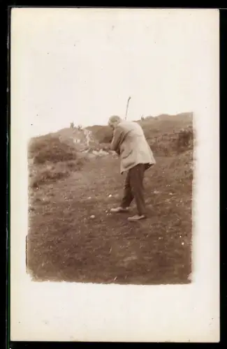 Foto-AK Mann mit Golfschläger und Ball
