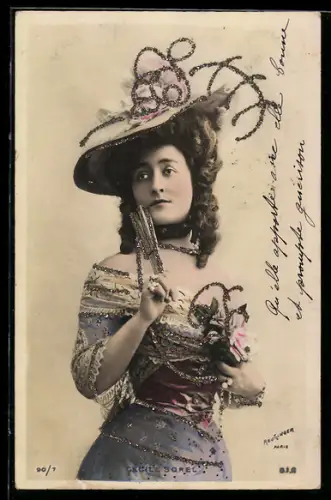 Foto-AK Atelier Reutlinger, Paris: Schauspielerin Cecile Sorel mit Fächer