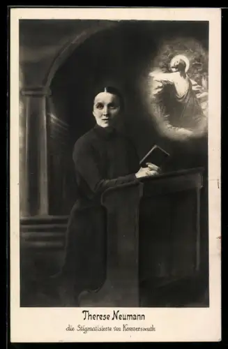 AK Therese Neumann mit Bibel kniend