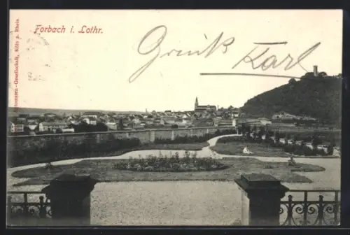 AK Forbach i. Lothr., Stadtansicht mit Park, Fluss und Burgruine auf dem Hügel