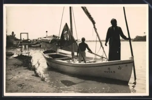 AK Suez, Boot Queen mit Segel und Personen