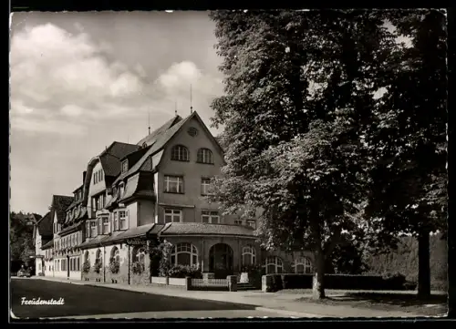 AK Freudenstadt, Strassenpartie mit Hotel Waldeck