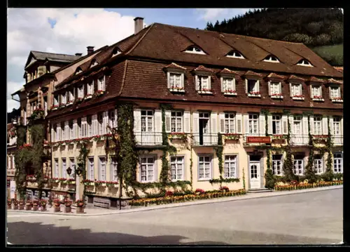 AK Triberg /Schwarzwald, Parkhotel Wehrle mit Strassenpartie