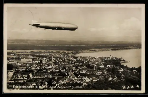 AK Friedrichshafen, Zeppelin Graf Zeppelin über der Stadt