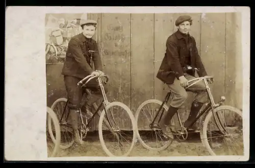 AK Zwei junge Männer auf dem Fahrrad