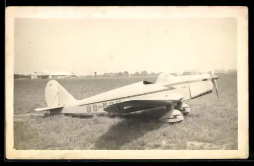 Foto-AK Schulflugzeug mit verkleidetem Fahrwerk auf einem Flugfeld