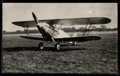 AK Doppeldecker-Schulflugzeug auf einem Flugfeld