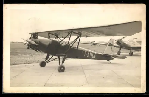 AK Französisches Bereisungsflugzeug mit Kennung F-ANUE auf der Landebahn