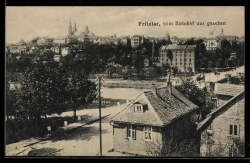 AK Fritzlar, Strassenpartie vom Bahnhof aus gesehen, Im Hintergrund Kirche