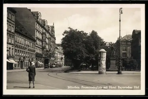 AK München, Litfasssäule auf dem Promenadeplatz, Hotel Bayerischer Hof