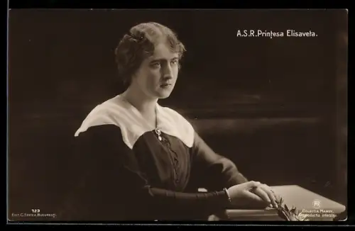 AK Prinzessin Elisabeth von Rumänien am Tisch sitzend
