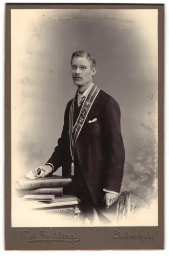 Fotografie Fred Spalding, Chelmsford, Eleganter Freimaurer / Freemason mit Scherpe District PCR, Loge AOF