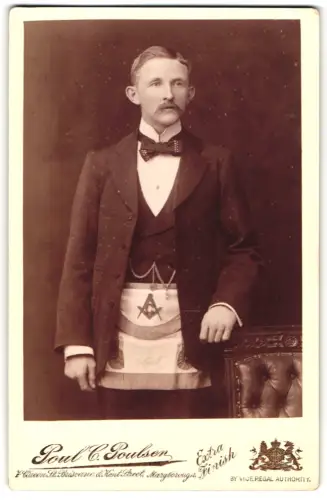 Fotografie Poul C. Poulsen, Brisbane, Queen St 4, Porträt eines australischen Freimaurer in Freimaurertracht, 1900