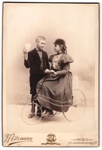 Fotografie Weitzmann, Wien, Calvarienberggasse 37, Mädchen Ella auf Dreirad / Draisine mit ihrem Bruder Alex, 1898