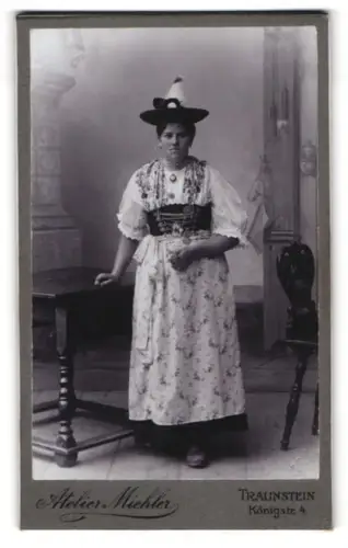 Fotografie Atelier Miehler, Traunstein, Königstrasse 4, Frau in chiemgauer Tracht