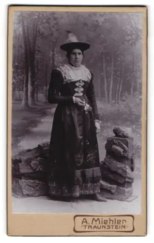 Fotografie A. Miehler, Traunstein, Königstrasse 4, Frau in Tracht im Wald