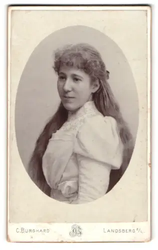 Fotografie C. Burghard, Landsberg am Lech, Porträt einer jungen Frau langen Haaren