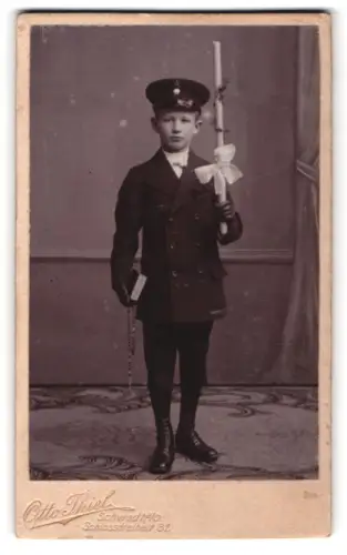 Fotografie Otto Thiel, Schwedt a/Oder, Schlossfreiheit 81, Junger Knabe mit Kerze in feierlicher Kleidung