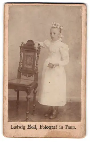 Fotografie Ludwig Holl, Tann, Elegantes junges Mädchen mit Blumenkranz zu ihrer Kommunion