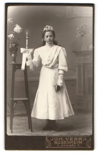 Fotografie Joh. Verra, Rosenheim, Innstrasse 1, junges Mädchen mit Kerze