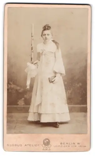 Fotografie Globus Atelier, Berlin, Leipziger-Str. 132/135, junges Mädchen mit langem Kleid zur Kommunion