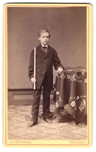 Fotografie A. V. Künsberg, München, Blumenstrasse 11a, Portrait eines Jungen mit Kommunionskerze