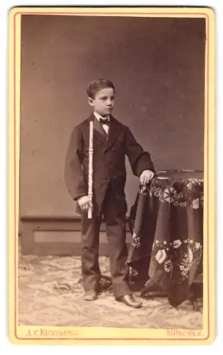 Fotografie A. v. Künsberg, München, Blumenstrasse 114, Porträt eines Jungen im Anzug