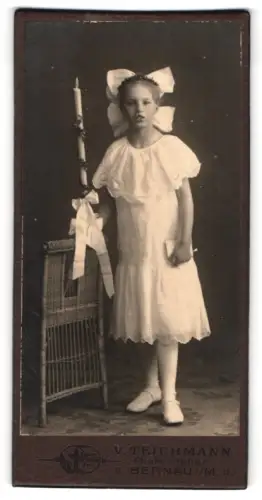 Fotografie V. Teichmann, Bernau, Mädchen mit Kerze in weissem Kleid