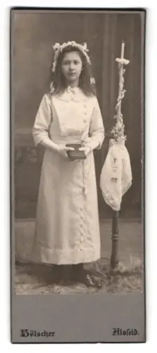 Fotografie Hölscher, Alsfeld, Mädchen mit Blumenkranz und Buch