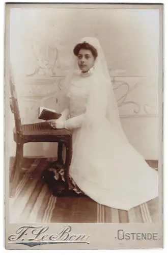 Fotografie F. Le Bon, Ostende, junge Frau in Kommunionskleid