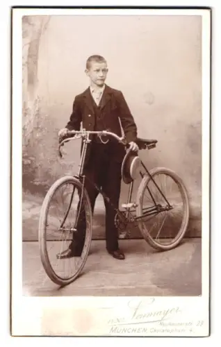 Fotografie Franz Neumayer, München, Neuhauserstr. 29, Junger Knabe mit Fahrrad / Halbrenner, Velo