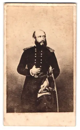 Fotografie Portrait Prinz Georg, 2. Duke of Cambridge in Uniform mit Säbel