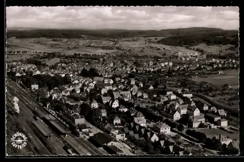 AK Nidda /Oberhessen, Ortsansicht mit Bahnhof und umliegender Landschaft, Fliegeraufnahme