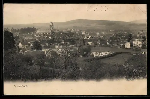AK Lauterbach, Ortsansicht mit Kirche und umliegender Landschaft