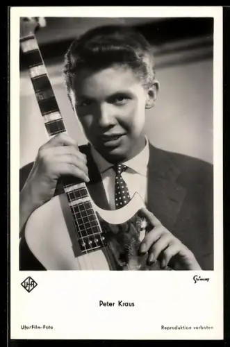 AK Musiker Peter Kraus, Halbportrait mit Gitarre