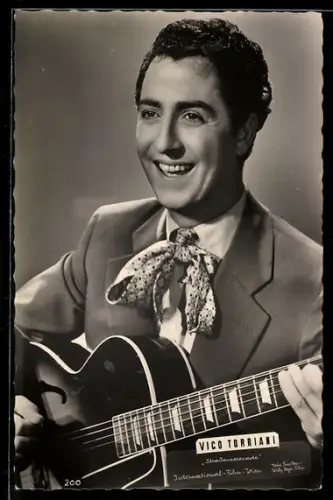 AK Schauspieler Vico Torriani mit Gitarre singend