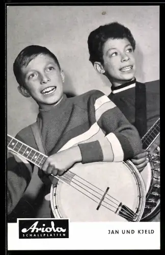 AK Musiker-Duo Jan und Kjeld mit Gitarren posierend
