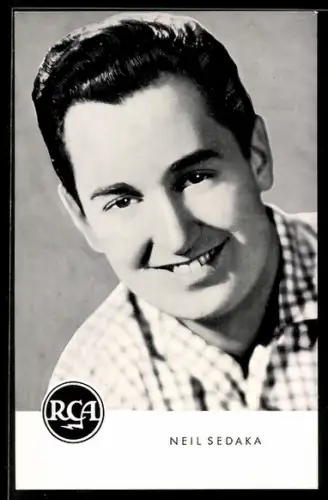 AK Musiker Neil Sedaka mit lächelndem Gesicht