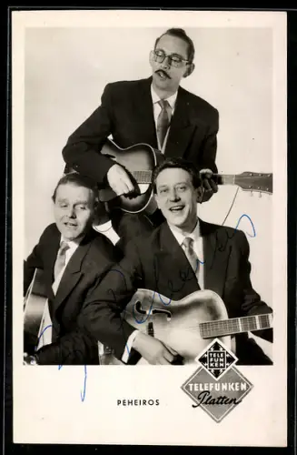 AK Musiker der Band Pheiros mit Gitarren, Autogramme