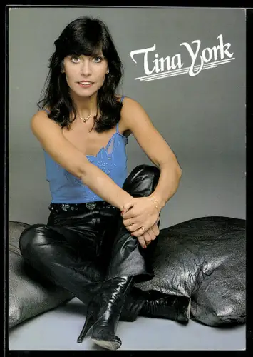 AK Tina York mit hohen Stiefeln und Lederhose