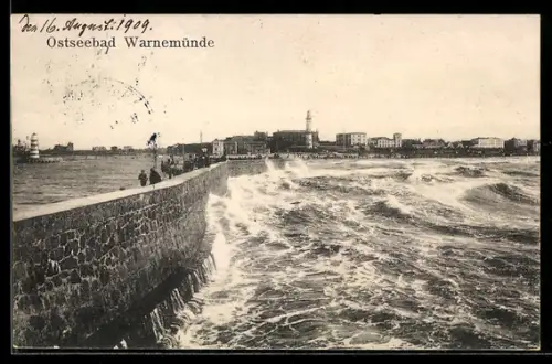 AK Warnemünde / Ostsee, Strandansicht mit stürmischer See