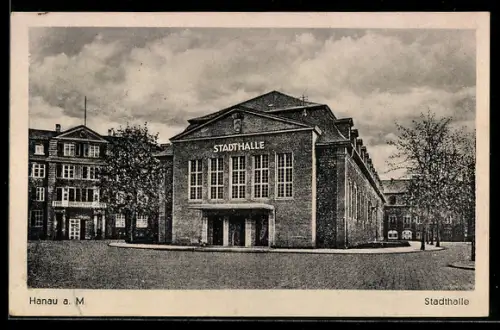 AK Hanau a. M., Stadthalle mit Strassenpartie