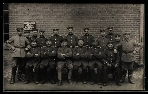 Foto-AK Jüterbog, Ersatz-Feldartillerie-Regiment, 2. Abteilung, Soldaten in Uniform