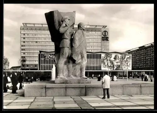 AK Dresden, Prager Strasse mit Lenin-Denkmal